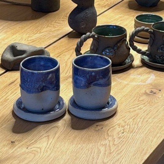 Zwei Becher in tiefem Blau